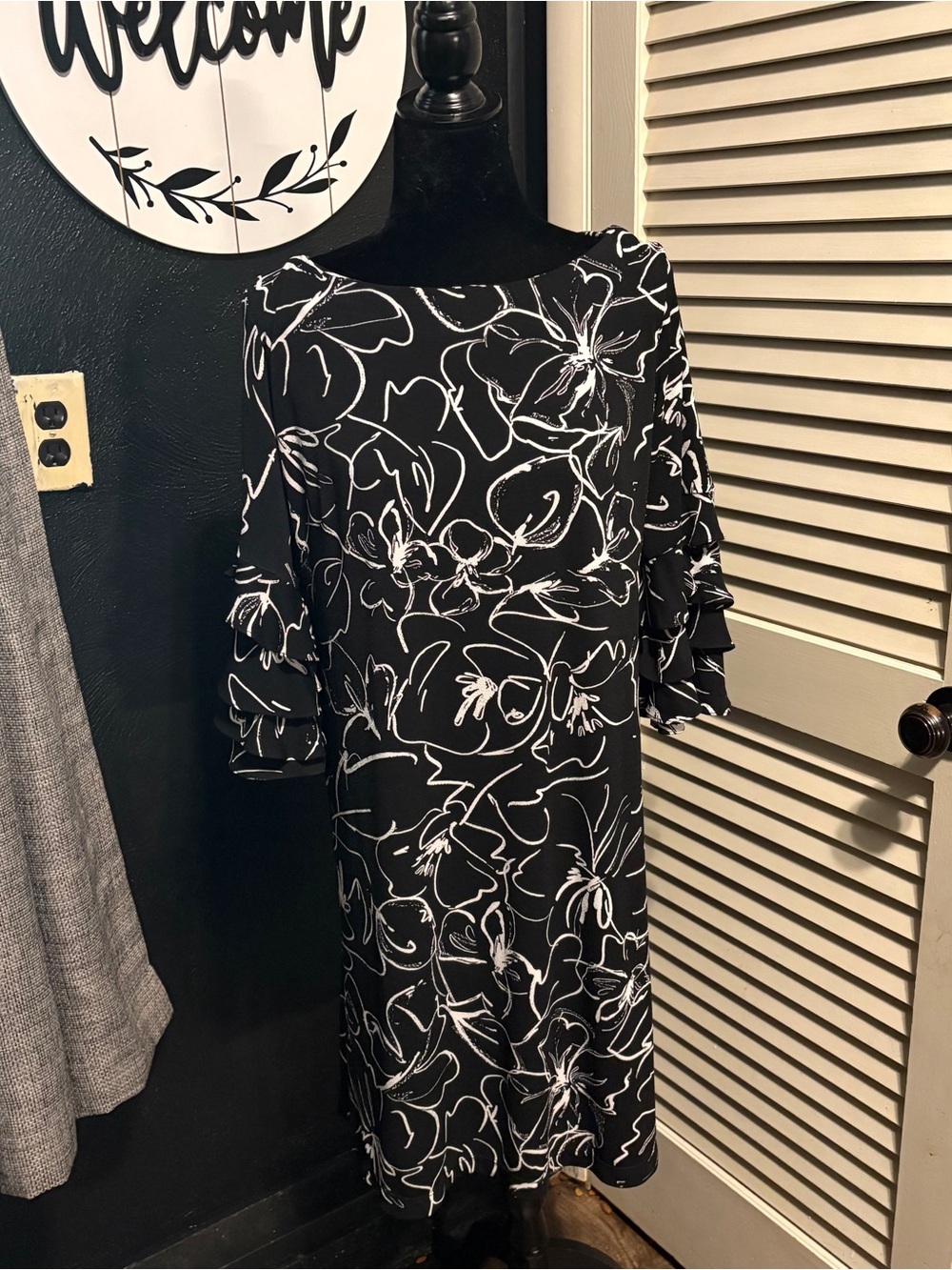 Danny and Nicole black/white floral shift dress with ruffle sleeves Size 16